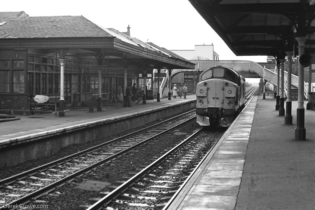 37027 Falkirk Grahamston Railway Station 1983