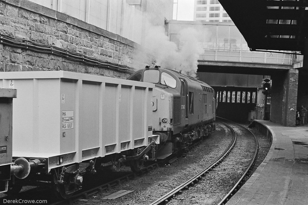 37242 Dundee Railway Station 1984