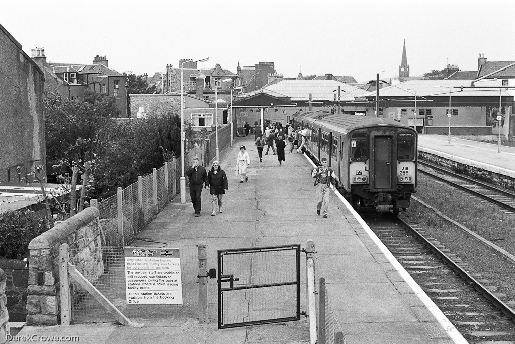 Class 318 Largs Station 1991